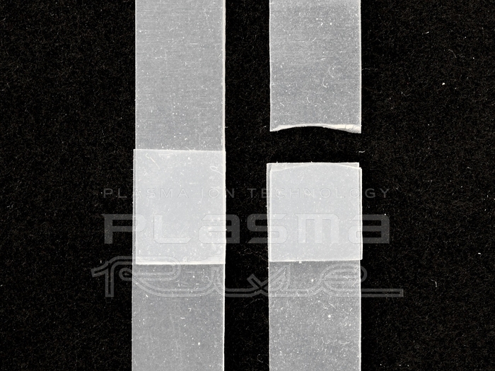 写真4. 引張試験前後のシリコーンゴム(左:試験前、右:試験後)