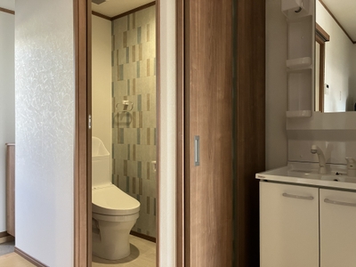 独立洗面台を備えた、バス・トイレ別の使い勝手のよい居室