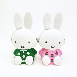 立体感が可愛いミッフィーのがま口ポーチ。シリコン素材でクセになる触り心地を楽しめます。