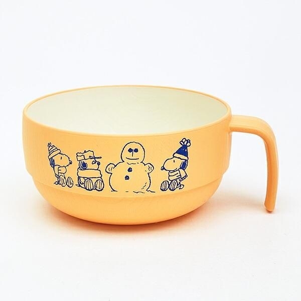 スヌーピーの「ウィンターブラザー」シリーズの食器は温かみがあるオレンジが印象的。寒い日の食卓に並べてホッとする食事を！