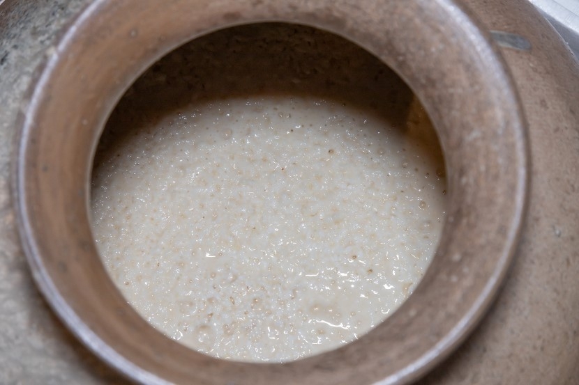 復元須恵器の中で発酵の進むもろみ