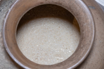復元須恵器の中で発酵の進むもろみ