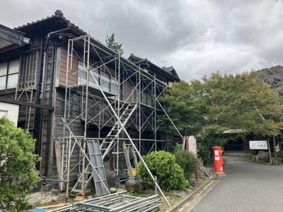 足場のかかった旧館建物