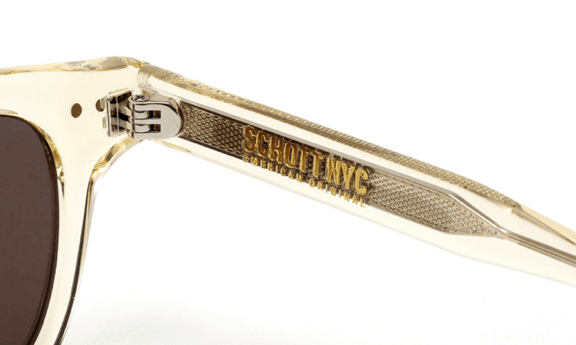 右テンプル内側にゴールド箔でブランドロゴが入る。