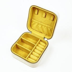 ミッフィーのおしゃれなアクセサリーケース