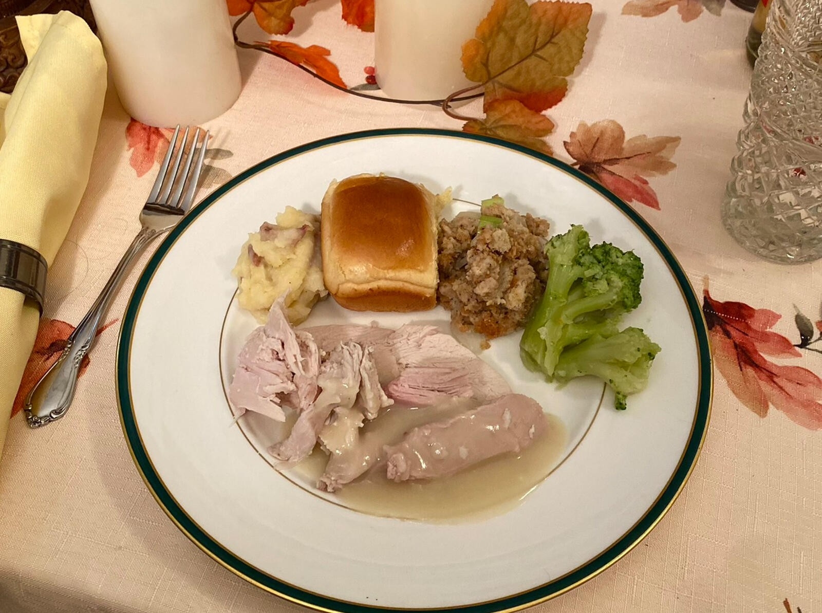 感謝祭では伝統的なターキー料理をご馳走になりました。クランベリーソースやグレービーソースをつけて食べました