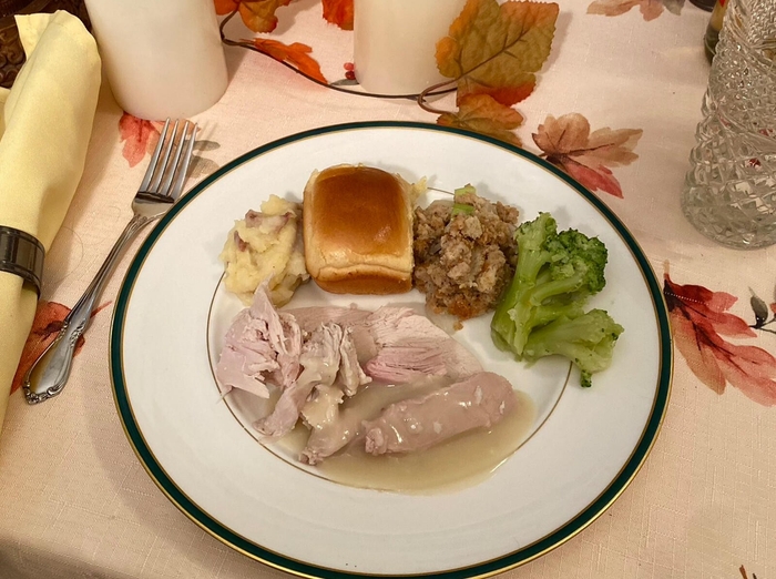 感謝祭では伝統的なターキー料理をご馳走になりました。クランベリーソースやグレービーソースをつけて食べました