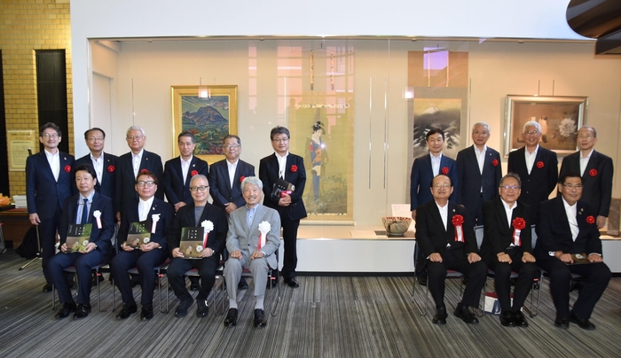 セレモニーの出席者で記念撮影