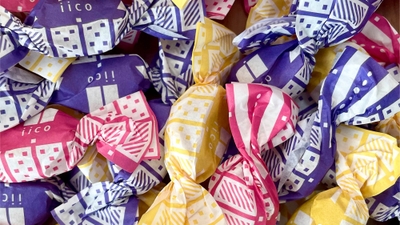 給餌の目安にもなる、小さなキャンディ包み。