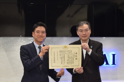 神奈川税務署長（右）、株式会社臨海　松山専務（左）
