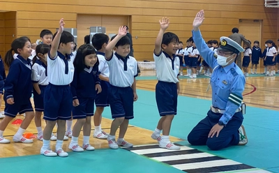 近畿大学附属小学校1年生が「交通安全教室」で判断力を養う　道路や車周辺に潜む危険性を学び、交通事故を未然に防ぐ