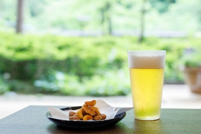 里山の景色を眺めながらの湯上り生ビールもフリーで