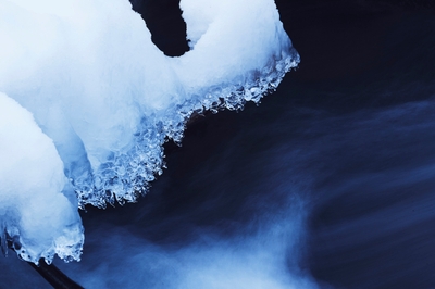 渓流の水しぶきが凍ってできた繊細なしぶき氷