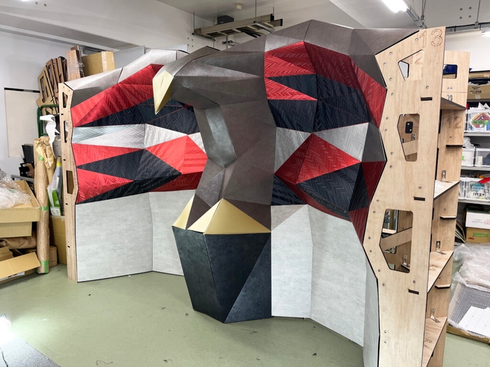 < 展示品一例 > SORIORI TENJI1/2モデル「鷹」(写真は原寸大のモデル)