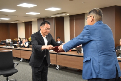 小原学長から賞状を手渡される塚越教授