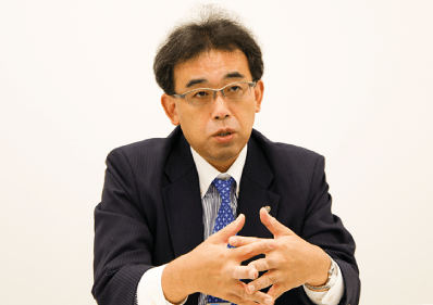 三鈴工機株式会社東京事業所 所長代理兼FFA事業部東京FFA営業部部長の田中覚氏 事業部名の「FFA(フード・フレキシブル・オートメーション)」は、食品加工プラントの自動化、省人化を実現する部署