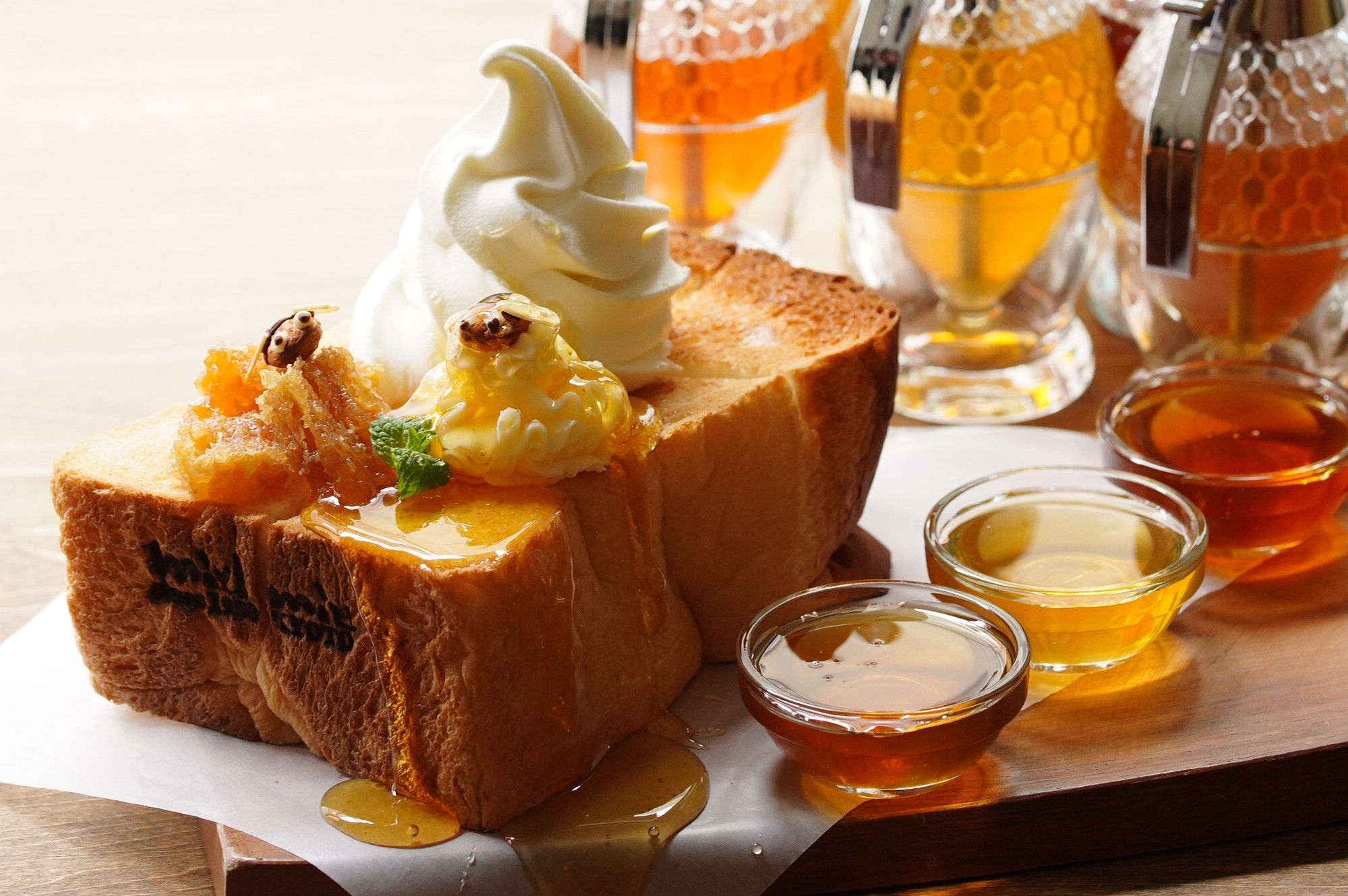 蜂蜜を思う存分楽しめる【13種類のはちみつ食べ比べ ミールミィの贅沢ハニートースト】