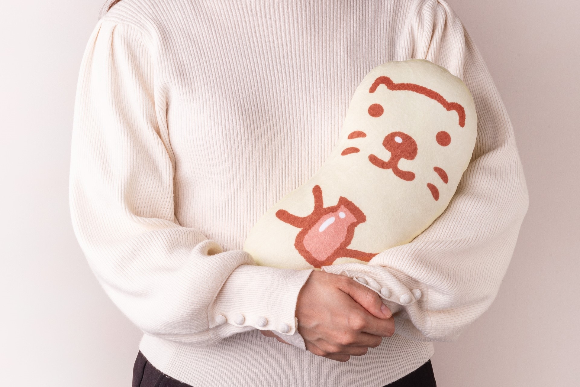 ▲「東京ばな奈」ラッコクッション (サイズ:約30cm)