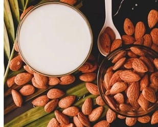 5月30日はアーモンドミルクの日 認知率は85％! 女性のふたりに1人がアーモンドミルクを飲む時代に 　健康効果で選ばれる一方、アーモンドミルクに関する 間違った認識を持つ人も多いことが判明