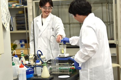 先輩学生のサポートを受けながら実験