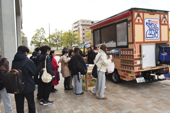 研究実験棟Ⅳの前にコメダのキッチンカー
