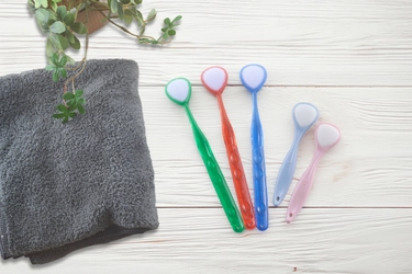 美容・マナー・健康など様々なテーマで注目の口腔ケアについて SHIKIEN公式HPで公開　 口腔ケアは「歯磨きだけでなく、舌磨きも必要」という事、 ご存じですか？