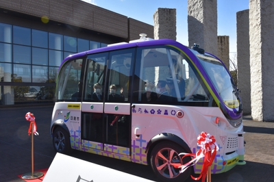 関係者を乗せて試走する自動運転バス