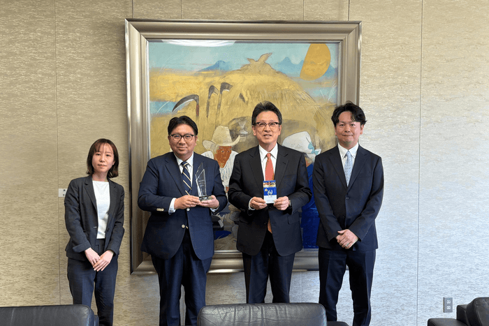 (写真:左からマーケティング本部 松下、代表取締役社長 竹下、大西市長、取締役 山口)