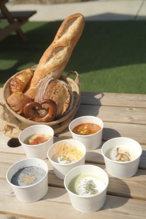 美容と健康を意識したスープとドイツパンのセットを提供