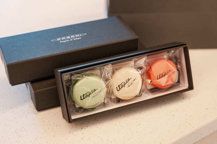 お客様への特別ギフト(Utopia Roadsterロゴ入りマカロン)