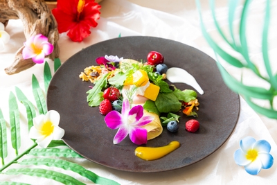 グアバのムースとマンゴーのジュレ　サラダ仕立て