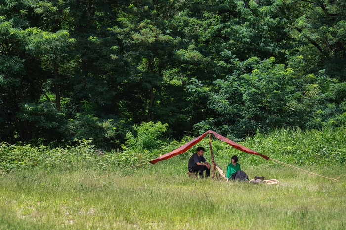 「山を背負う」永岡大輔+濱定史/写真:三浦晴子