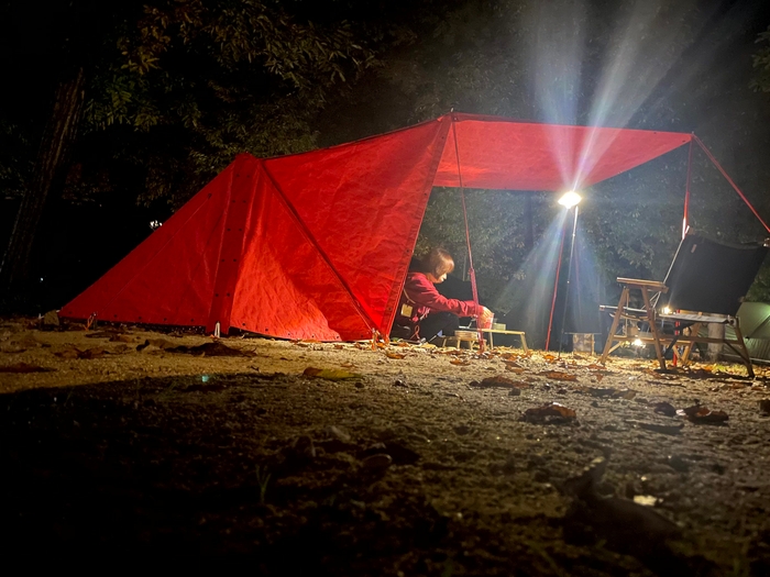 フロントウォールにランタンを灯す