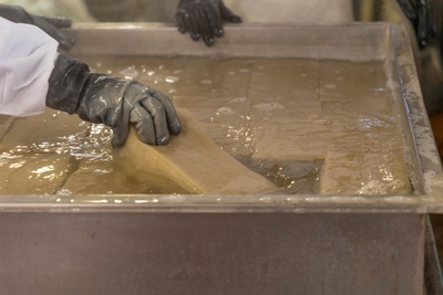 食卓でよく目にする平こんにゃくも丁寧に手作業で仕上げる