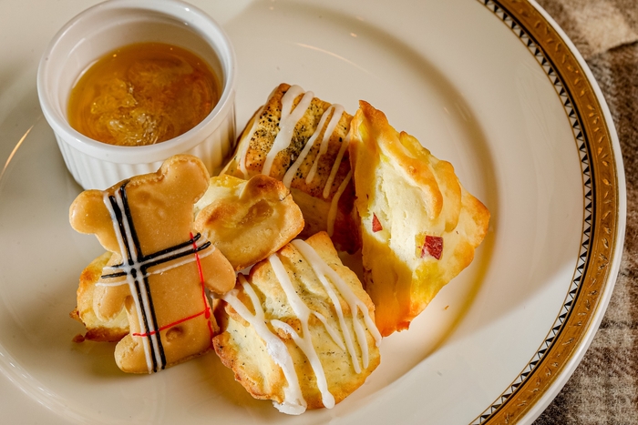 3皿目 スコーン2種(サツマイモ・紅茶)~ハニーを添えて~