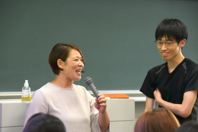 学生に積極的に声を掛ける谷本特任教授