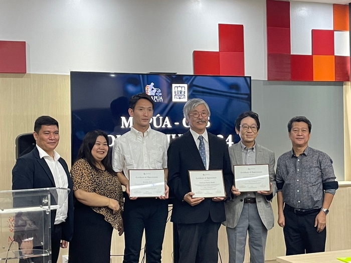 記念写真に納まる赤司教授(左から4人目)、山本教授(右から2人目)、岩井講師(左から3人目)