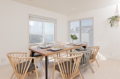 8名掛けの大型テーブルを備え、宿泊者全員で囲む賑やかな食事に最適。