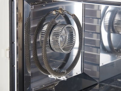 側面の設置構造で各段へ効率よく温風が流れていきます。 ※写真撮影のためユニットカバーを外していますが、実際は安全のためカバーしています。