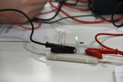 緑色のLEDの電圧を測定する様子
