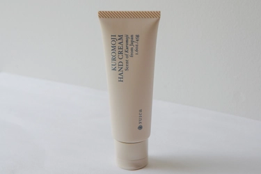 日本の森から生まれたアロマ「yuica」 あなたの手と心を癒す恵み 『KUROMOJI HAND CREAM』新発売