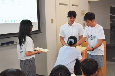 総合優勝のチームには賞状と手作りの「リバーシ」をプレゼント