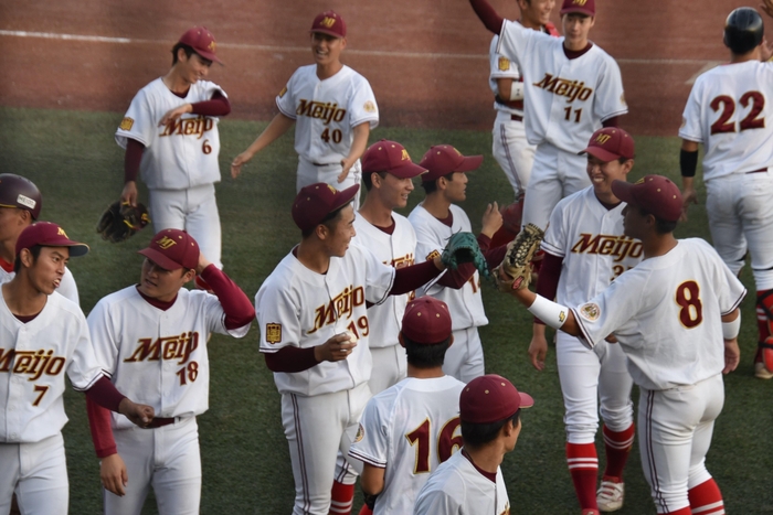 1回戦に勝利し、笑顔を見せる選手たち