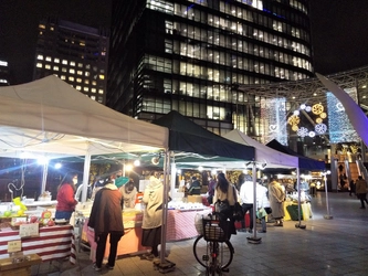 12/25(金)ワテラスマルシェ神田淡路町でオープン!農家さん直売のリンゴやシャインマスカットから、珍しい生こしょうの塩漬けや知られざるスロベニアのワイン・体調の気になる方には薬膳茶まで、イルミネーションもキレイな中、19時までお買い物できます