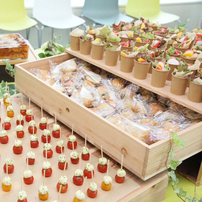 会話をさまたげない「カップ&ピンチョス」