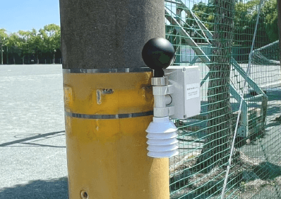 横須賀市立の中高24校に本格導入されている「熱中症予防対策システム」は、中央のWBGT(暑さ指数)測定器(黒い球が付いている機器)と、無線・電池レスデバイスで構成されている(画像提供/ニフコ)