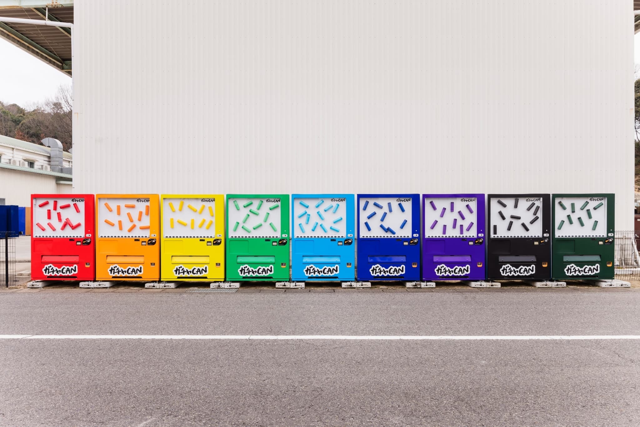 富士ベンダーサービス株式会社前に設置しているガチャCANデモ機