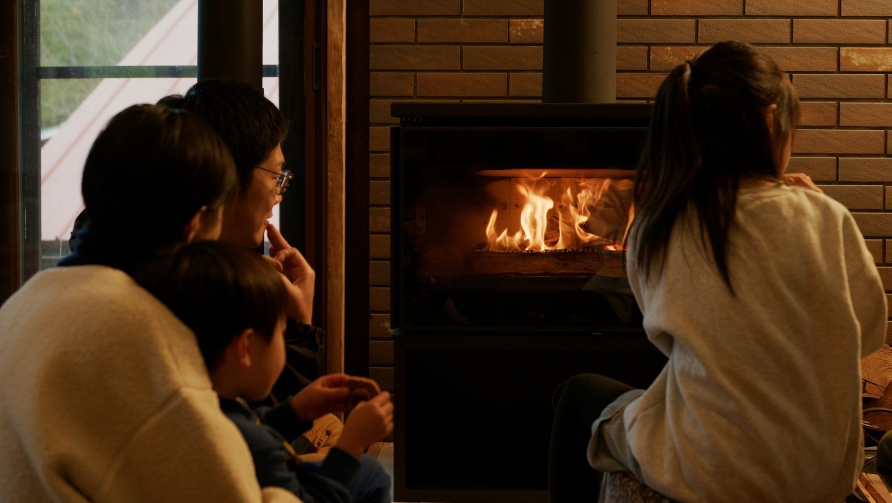 薪ストーブを囲んでの団らん