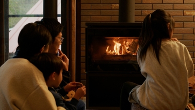 薪ストーブを囲んでの団らん