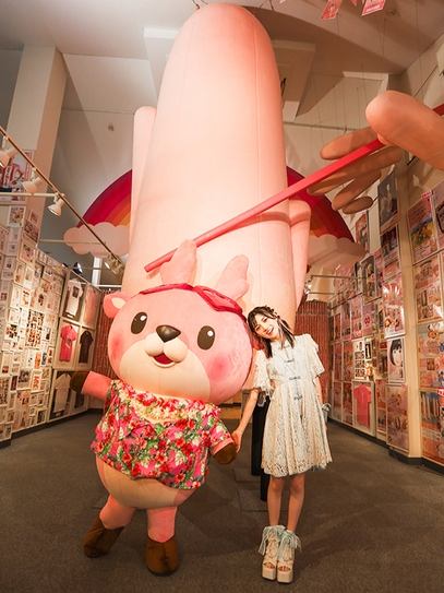 「世界一大きな岩下の新生姜ヘッド」の前でイワシカちゃんとポーズ